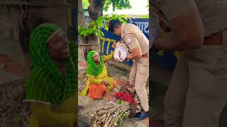 माँ अपनी परेशानी कितनी जल्दी भूल जाती हैं😥🙏motivation respect mom love humanity help uppolice [upl. by Champaigne119]