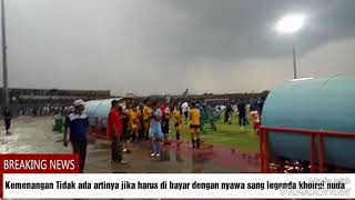 Kesedihan Para Pemain Manajer dan supporter Ketika Mendapat Kabar Meninggalnya Kiper Persela [upl. by Enelrae]