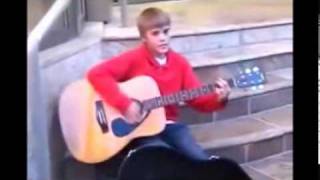 JUSTIN BIEBER CANTANDO EN LA CALLE [upl. by Aipotu421]