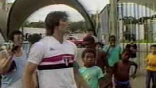 Renato Gaúcho encara torcedores 1984 [upl. by Dzoba353]