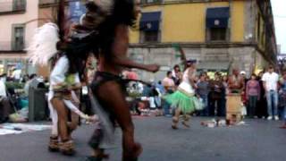 Azteca ritual bailadanza  danse rituelle Azteque à Mexico city [upl. by Ahsias]