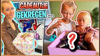 DiT CADEAU GEKREGEN EN DE MEiDEN ZiJN BENiEUWD… 🎁  Bellinga Vlog 2968 [upl. by Acebber]