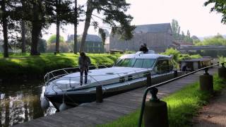 Croisière fluviale en Bretagne  Arrivée à Josselin  Nicols location de Bateau sans permis [upl. by Ahsikym]