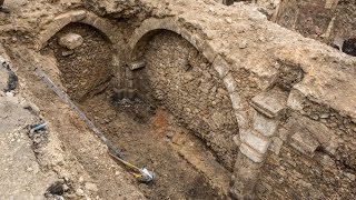 Archéologie une cave du MoyenÂge découverte à Chartres [upl. by Jensen]