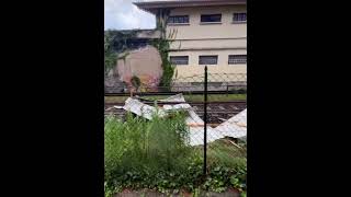 Maltempo la copertura di un edificio si stacca e invade la ferrovia Laveno  Milano [upl. by Okier533]