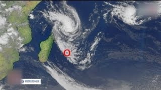 Cyclone  alerte rouge à la Réunion [upl. by Jeraldine]