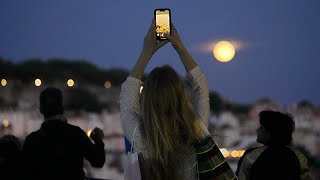 Une rare quotsuper Lune bleuequot a été observée dans la nuit de mercredi à jeudi [upl. by Thetis141]