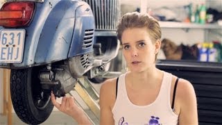 VESPA  Wie Wechsel ich das Getriebeöl  How to change gear oil [upl. by Rihsab955]