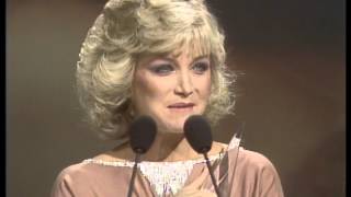 Barbara Mandrell wins Favorite Country Female AMA 1981 [upl. by Aienahs85]