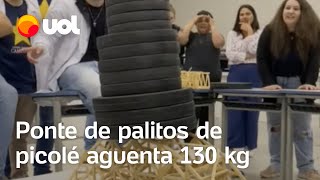 Estudante constrói ponte de palitos de picolé que aguenta 130 kg veja vídeo [upl. by Lissa471]