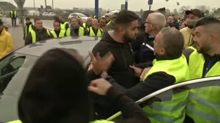 Tensions entre gilets jaunes et automobilistes sur lA7 [upl. by Rizzo]