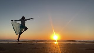 Arielle Dombasle  Mélancolie du tout dernier jour sur l’immensité de la plage… [upl. by Eiramassenav839]