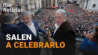 PAMPLONA SIMPATIZANTES del nuevo ALCALDE BILDU llenan la PLAZA del CHUPINAZO tras ganar la MOCIÓN [upl. by Aciruam128]