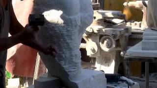 Scultura a mano di un Torso greco su marmo di Carrara [upl. by Zantos]