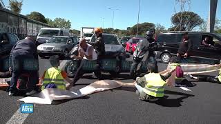 Ultima Generazione blocca traffico sul Gra automobilista prende a calci attivista [upl. by Aikaz248]