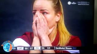 Fallo commesso da Cecilia Zandalasini contro la Lettonia ad Eurobasket 2017 [upl. by Valentijn840]