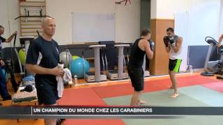 Boxe  Un champion du monde chez les carabiniers [upl. by Alyakcm]