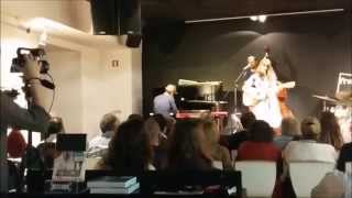 Luísa Sobral  Lupuipisapa Apresentação na FNAC do Chiado [upl. by Ellatsyrc]