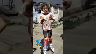 Andando de patins e dançando ao mesmo tempo kkkk 😜🤪patinsdançarua swing [upl. by Flodur]