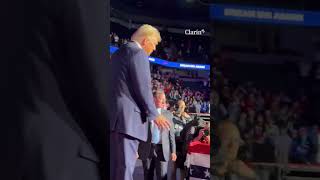 Donald Trump empezó el día de las elecciones bailando YMCA en Michigan [upl. by Nnayt]