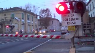 Passaggio a livello con semibarriere di via Candiano in HD  Ravenna 5  Level Crossing  道口 [upl. by Mikiso393]