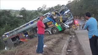 Grave acidente  ônibus com 10 mortos  Minas Gerais  18514 [upl. by Nadual]