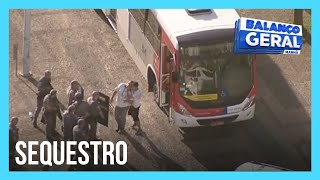 Exclusivo polícia liberta motorista de ônibus feito refém com uma faca [upl. by Luap]