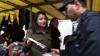 Cécile Duflot EELV tracte à Paris pour François Hollande [upl. by Darraj399]