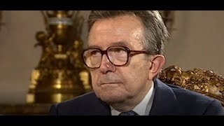 Giulio Andreotti intervistato da Piero Schiavazzi a Palazzo Chigi 1992 [upl. by Eednarb982]