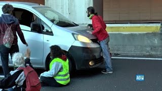 Roma nuovo blocco stradale di Ultima Generazione automobilisti inferociti sul Gra altezza [upl. by Akyeluz]