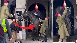 SOLDIER HELPS THIS KING’S GUARD And Her Horse Feel Comfortable On Duty [upl. by Yenduhc]