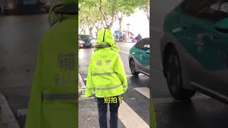 这夏天 下啦一阵雨 这可爱的兔子警官 这闷热的雨衣？ 杭州下雨了 正能量 [upl. by Royo763]