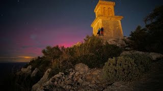 Les aurores boreals tenyeixen de vermell el cel de les illes [upl. by Ahsekat]