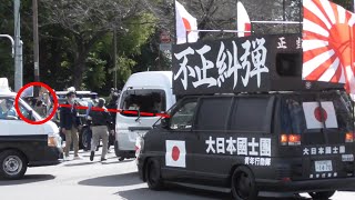 自衛隊に感謝！右翼街宣車が反日極左デモ行進を完全にブロック [upl. by Hayse]