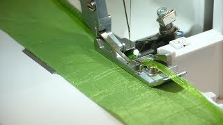 Tutorial nähen mit dem BERNINA OverlockerStandardfuss mit Band und Kordelführung [upl. by Eselehs71]