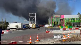 Rungis the largest wholesale fresh produce market in the world is on fire in Paris [upl. by Haggi]