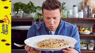 Wie man eine klassische Carbonara macht  Jamie Oliver auf Deutsch [upl. by Brander812]