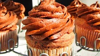 Receta Cupcakes de vainilla con cubierta de chocolate [upl. by Ellivro]