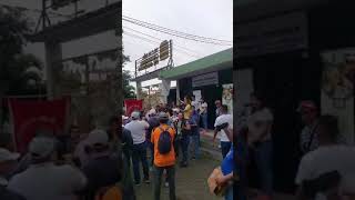 Los Rios obreros municipales cerraron las puertas principales del Municipio del cantón Quevedo [upl. by Alemrac]