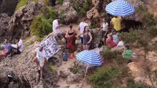 Cientos de mallorquines protestan en el Caló des Moro para protestar por la masificación turística [upl. by Alberic]