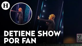 quotDéjenlo disfrutarquot Adele detiene su concierto en Las Vegas para defender a fan [upl. by Ahsotan]