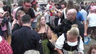 Ordner schmeissen Randalierer auf Oktoberfest raus [upl. by Weber386]