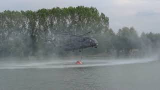 Waldbrand Treuenbrietzen Löschhubschrauber holt Wasser aus dem Baggersee [upl. by Neu]