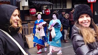 Geishas Walk in Hanamikoji Gion Kyoto  人生初！夢だった大好きな京都祇園、花見小路で舞妓さんを見て大感激する外国人観光客、海外の反応 [upl. by Larcher913]