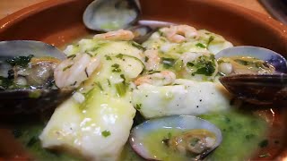 Merluza en Salsa Verde con Almejas y Gambas Fácil y Rápido [upl. by Ilenay484]