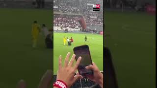 Pedro Gallese lanzó el celular de hincha peruano que ingresó al campo para tomarse foto con Messi [upl. by Pasadis]