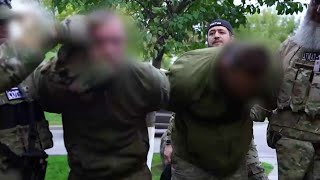 LIGNE ROUGE  De retour du front les fils de Kadyrov offrent 3 prisonniers ukrainiens à leur père [upl. by Corb]