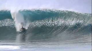 Surf Billabong Pipe Masters 2011 gros wipeouts pour le premier jour [upl. by Adneram462]