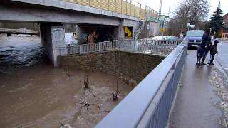 Hochwasser Überschwemmung Eisenbahnbrücke Hochheim  Erfurt 09012011 [upl. by Lennard239]