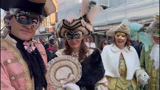 Carnevale di Venezia 2024 tra le maschere spunta anche una giraffa [upl. by Helyn]